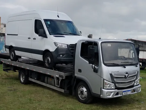 Caminhão guincho plataforma com veículo utilitário carregado