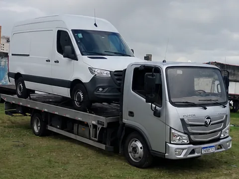 Guincho plataforma transportando um veículo utilitário